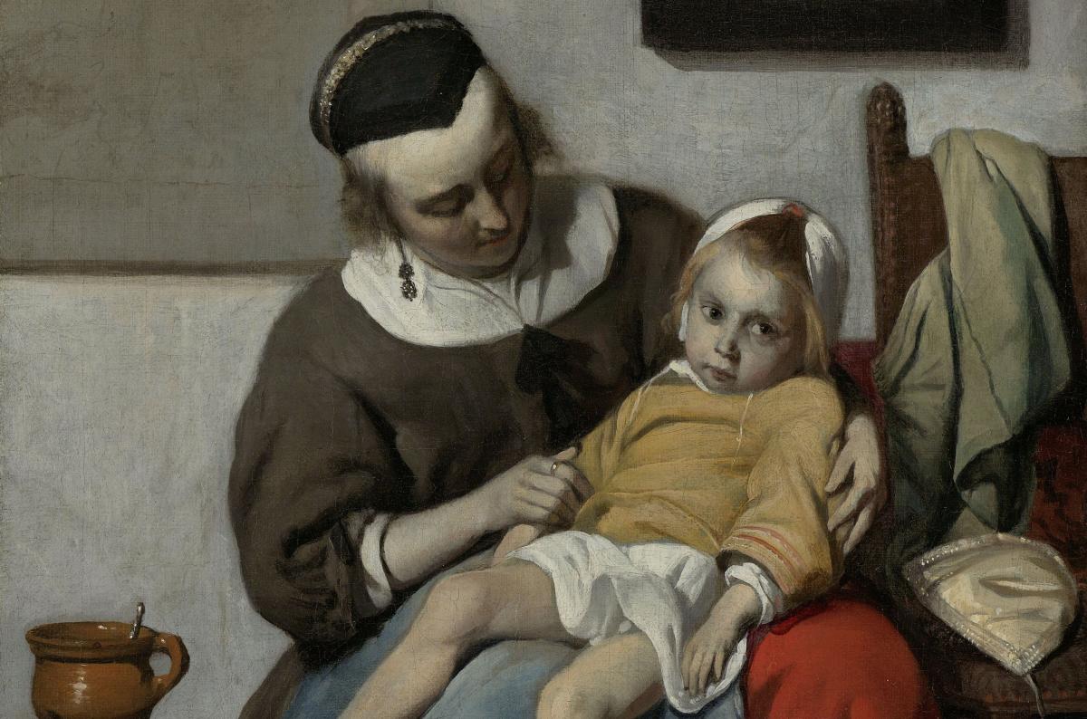 Una madre con un bambino malato in braccio